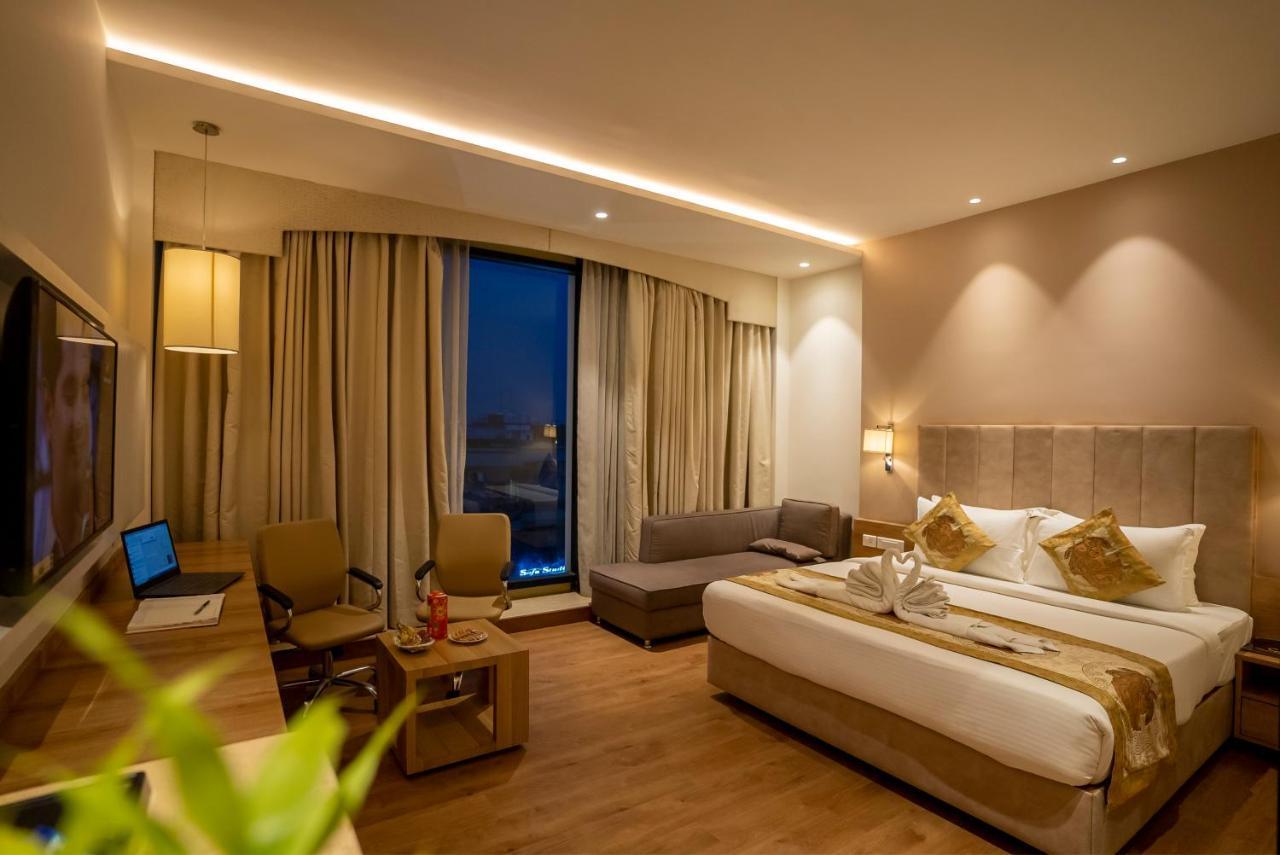 Celebrant Hotel Varanasi Luaran gambar