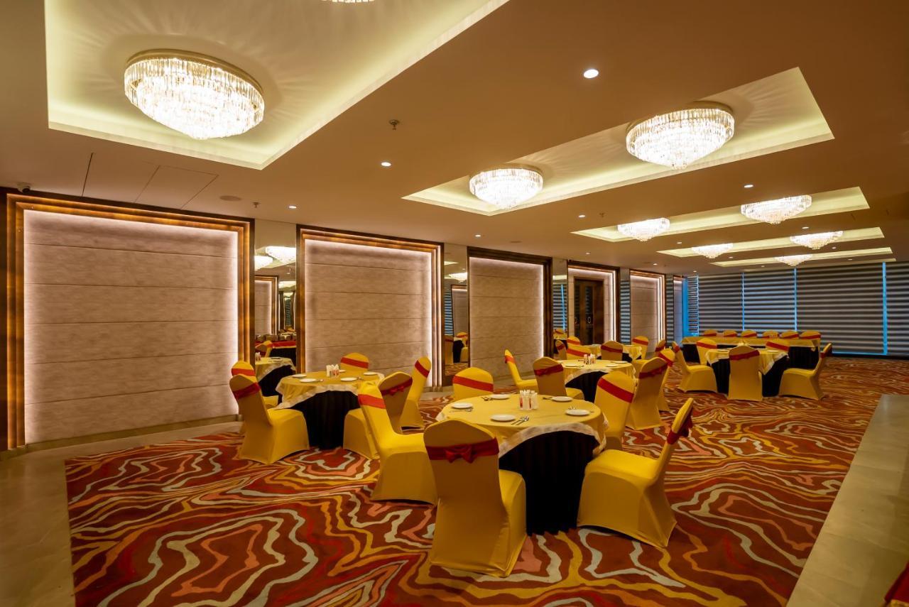 Celebrant Hotel Varanasi Luaran gambar