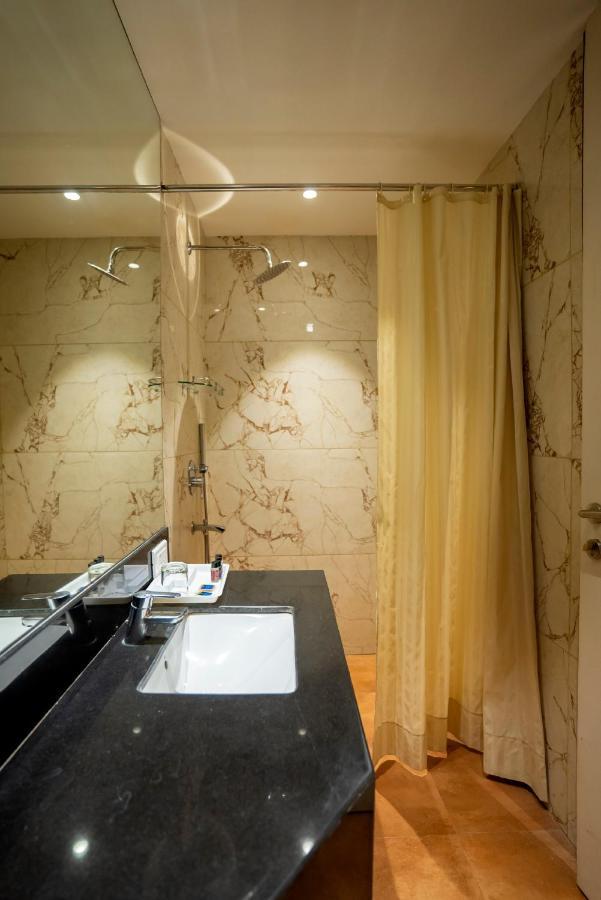 Celebrant Hotel Varanasi Luaran gambar