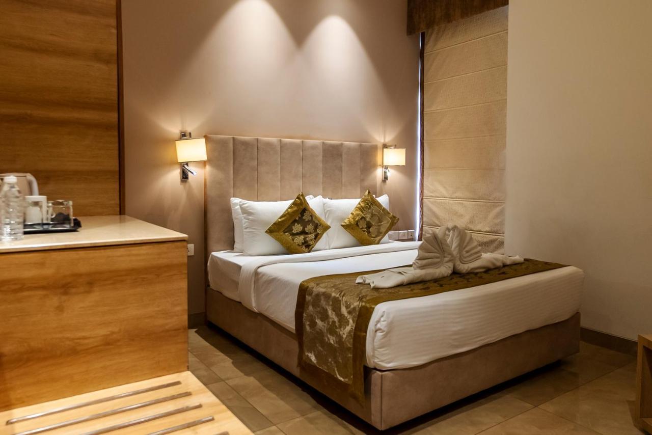 Celebrant Hotel Varanasi Luaran gambar