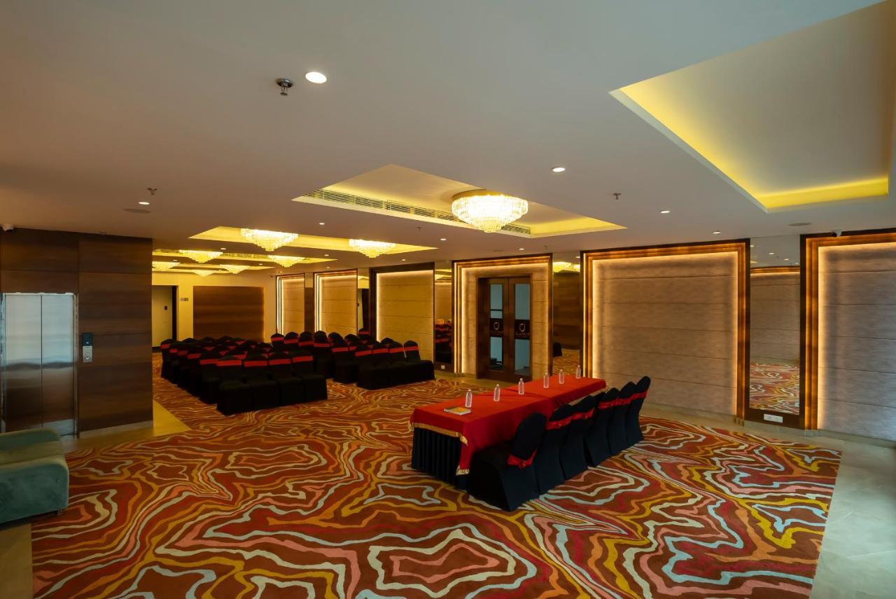 Celebrant Hotel Varanasi Luaran gambar