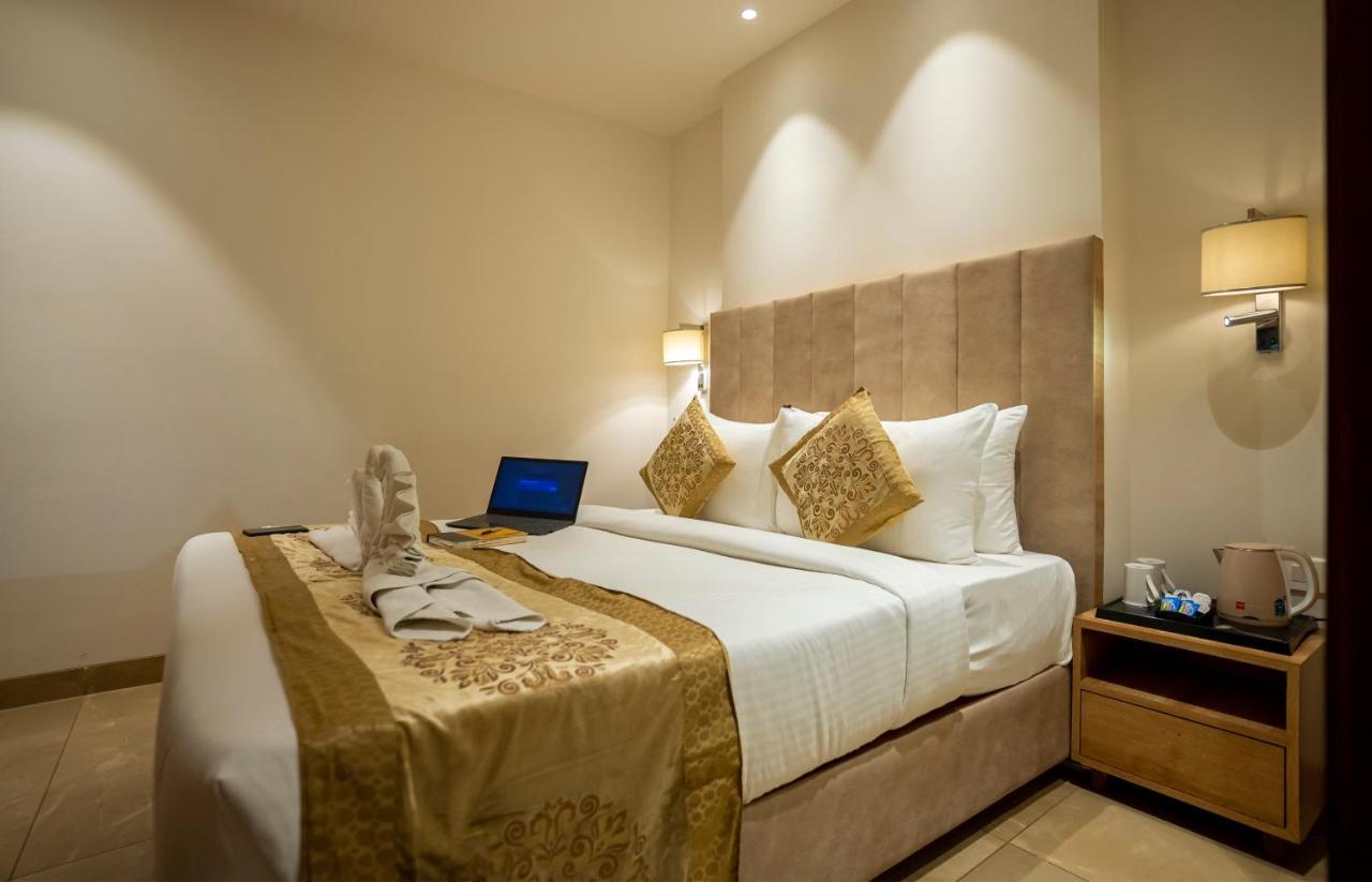 Celebrant Hotel Varanasi Luaran gambar