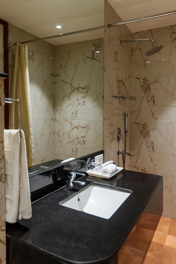Celebrant Hotel Varanasi Luaran gambar