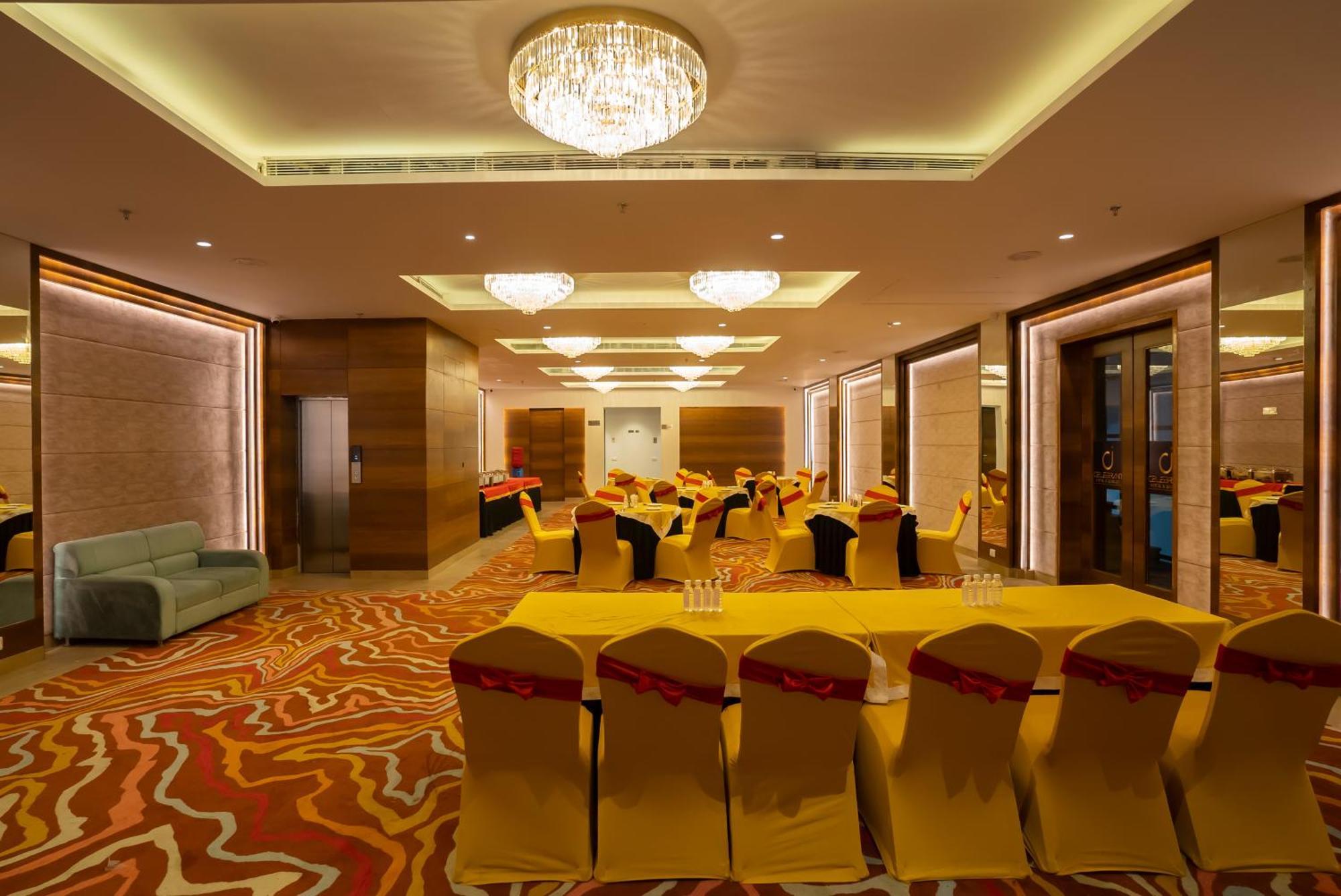 Celebrant Hotel Varanasi Luaran gambar