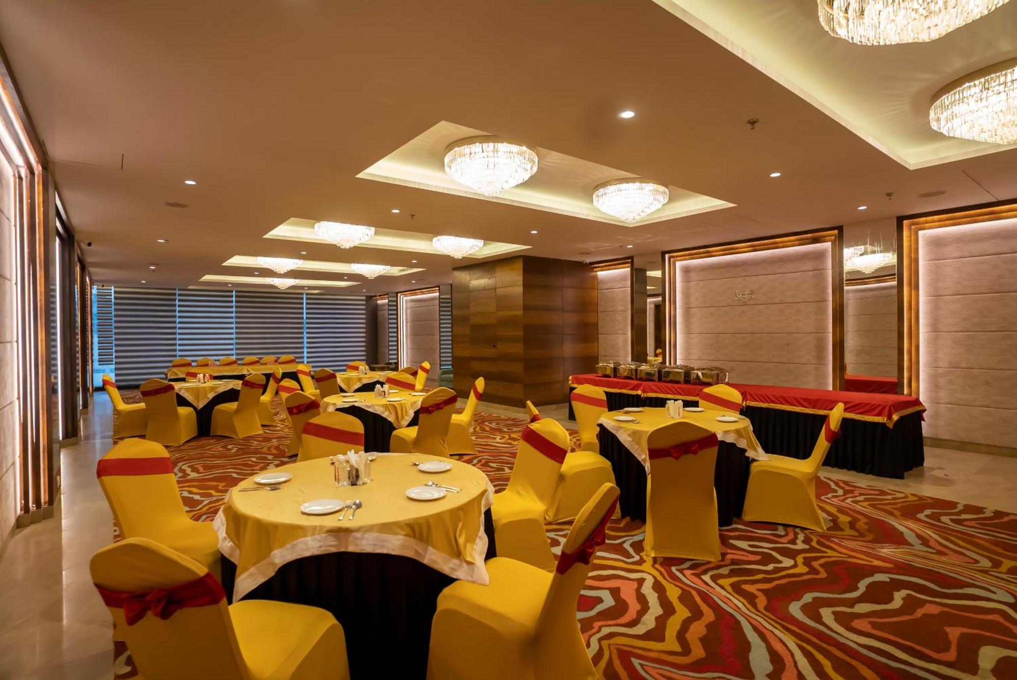 Celebrant Hotel Varanasi Luaran gambar