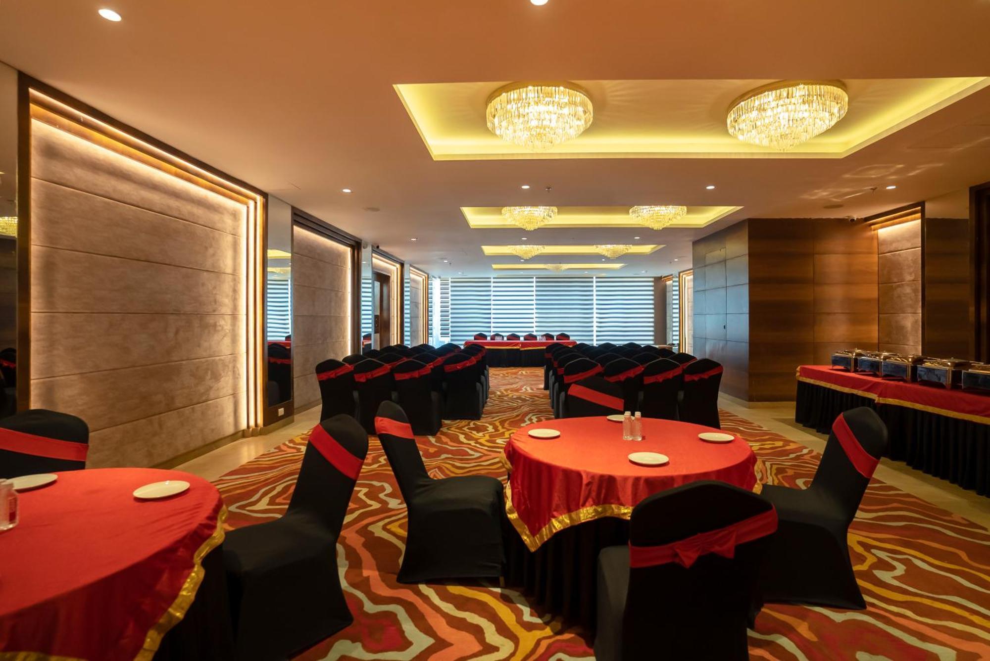 Celebrant Hotel Varanasi Luaran gambar